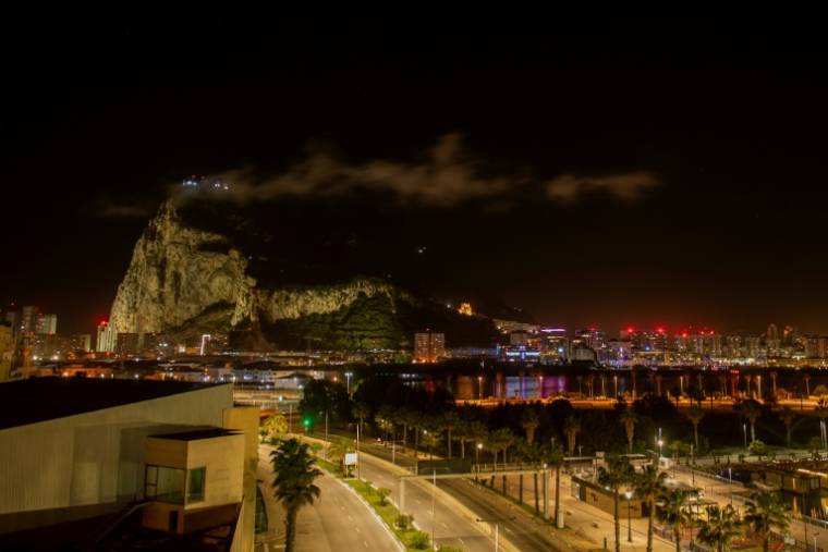 Une vue de Gibraltar depuis La Linea de la Concepcion, le 10 avril 2024 dans le sud de l'Espagne ( AFP / JORGE GUERRERO )