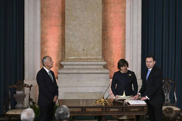 Le nouveau Premier ministre portugais Luis Montenegro prête serment (d), en présence du président Marcelo Rebelo de Sousa (g), le 2 avril 2024 à Lisbonne ( AFP / PATRICIA DE MELO MOREIRA )