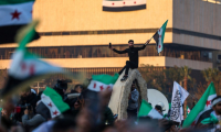 Des Syriens célèbrent la chute de Bachar al-Assad sur la place des Omeyyades à Damas, le 20 décembre 2024 ( AFP / OMAR HAJ KADOUR )