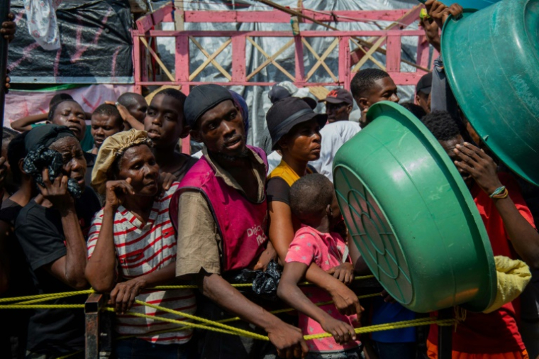 Des personnes attendent une distribution de nourriture dans un camp de personnes déplacées à Port-au-Prince, en Haïti, le 30 septembre 2024 ( AFP / Clarens SIFFROY )