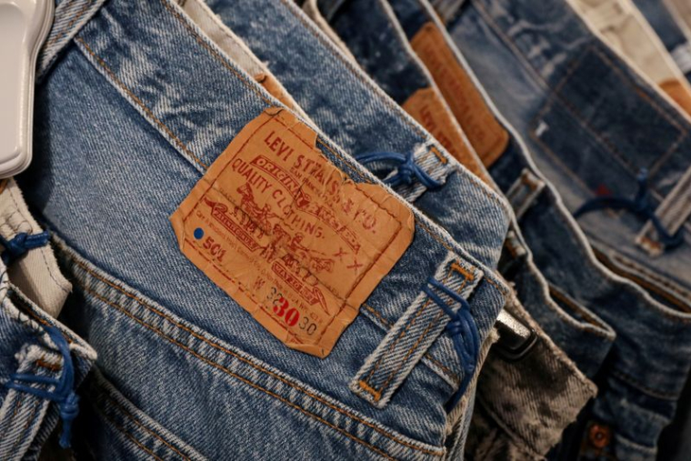 L'étiquette Levi's est visible sur un pantalon suspendu dans un magasin Levi Strauss à New York