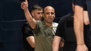Un des neuf accusés du  procès à Kalamata, en Grèce, du naufrage meurtrier de l'Adriana après l'annonce de son acquittement, le 21 mai 2024 ( AFP / Angelos TZORTZINIS )
