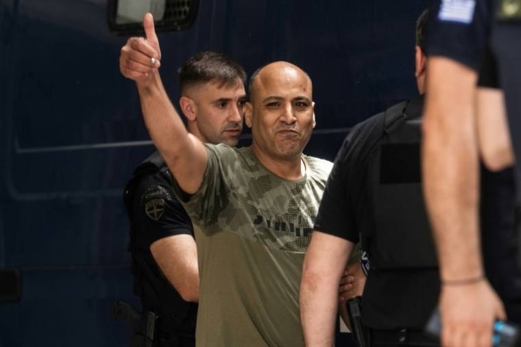 Un des neuf accusés du  procès à Kalamata, en Grèce, du naufrage meurtrier de l'Adriana après l'annonce de son acquittement, le 21 mai 2024 ( AFP / Angelos TZORTZINIS )
