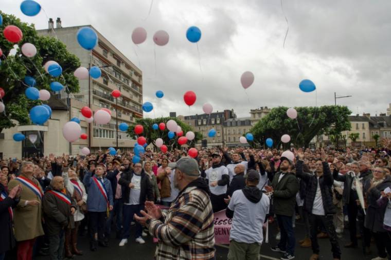 Lâcher de ballons à la fin de la marche blanche en hommage à Matisse le 4 mai 2024 à Châteauroux ( AFP / GUILLAUME SOUVANT )