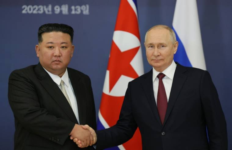Le président russe Vladimir Poutine (d) et son homologue nord-coréen Kim Jong Un (g) lors d'une rencontre au cosmodrome de Vostochnyy, le 13 septembre 2023 en Russie ( POOL / Vladimir SMIRNOV )
