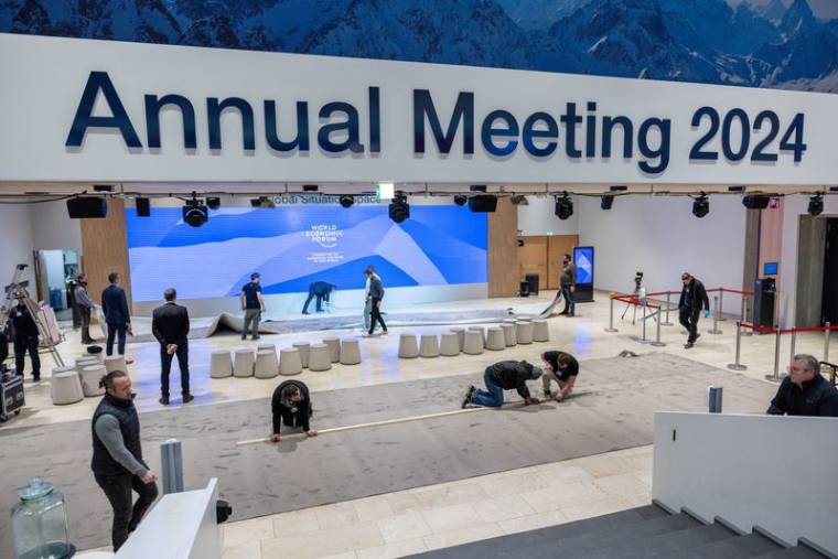 Le personnel prépare le Centre de Congrès avant la réunion annuelle du Forum économique mondial (WEF) à Davos