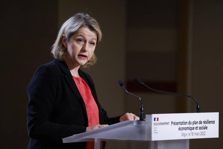 La ministre de la Transition écologique, Barbara Pompili, le 16 mars 2022 à Paris. ( AFP / Thomas SAMSON )