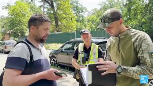 Ukraine : des officiers de recrutement arpentent les rues pour s'assurer que tous les hommes sont en règle