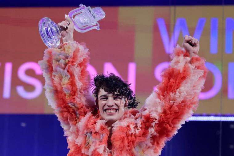 L'artiste suisse Nemo brandit le trophée de l'Eurovision après sa victoire lors de la grande finale de l'édition 2024 du concours, à Malmo
