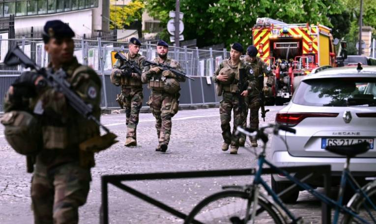 Des militaires en patrouille à proximité du consulat d'Iran à Paris, le 19 avril 2024 ( AFP / Miguel MEDINA )