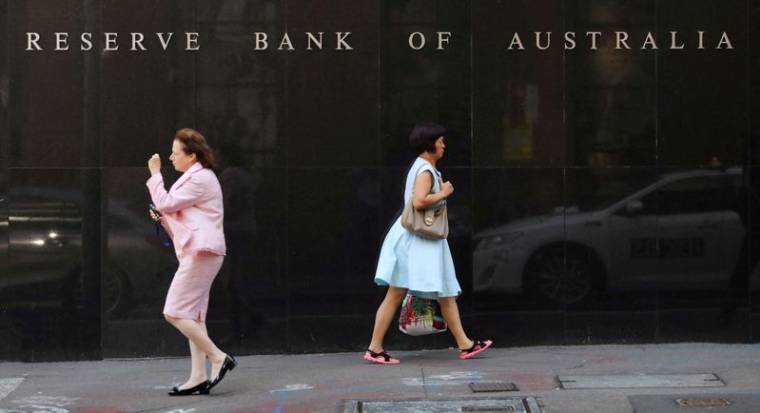 Deux femmes marchent à côté du siège de la banque centrale australienne (RBA) dans le centre de Sydney