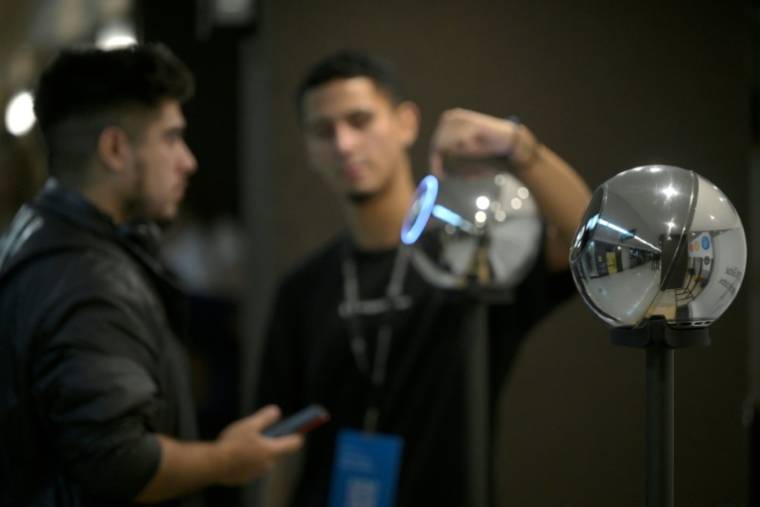 Un homme se fait scanner l'iris avec un dispositif de numérisation de données biométriques en échange de cryptomonnaie, le 22 mars 2024 à Buenos Aires, en Argentine ( AFP / JUAN MABROMATA )