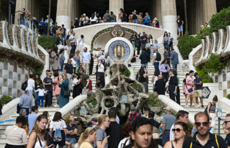 Des touristes visitent le parc Güell, le 11 octobre 2024 à Barcelone (Espagne) ( AFP / Josep LAGO )