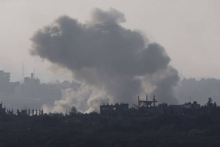De la fumée s'élève dans le nord de la bande de Gaza à la suite d'une frappe aérienne israélienne