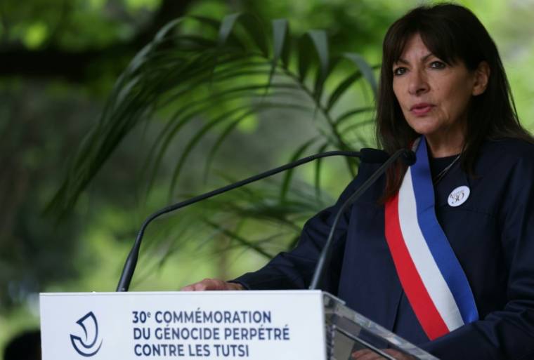 La maire de Paris Anne Hidalgo prononce un discours lors d'une cérémonie de commémoration du génocide des Tutsi au Rwanda, le 7 avril 2024 à Paris ( AFP / Thomas SAMSON )