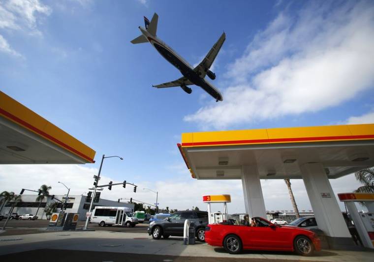 Un avion survole une station-service Shell alors qu'il s'approche pour atterrir à l'aéroport de San Diego en Californie