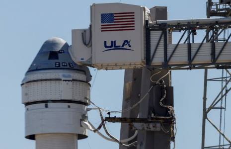La capsule Starliner de Boeing, transportée par une fusée Atlas V de United Launch Alliance, attend son premier vol d'essai habité vers la Station spatiale internationale, à Cap Canaveral