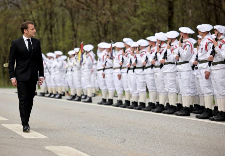 Le président Emmanuel Macron passe les troupes en revue lors d'un hommage aux résistants du plateau des Glières, le 7 avril 2024 à Thônes, en Haute-Savoie ( POOL / Pierre Albouy )