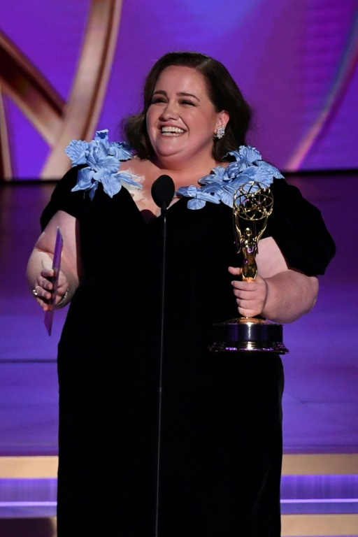 L'actrice britannique Jessica Gunning accepte le prix du meilleur second rôle féminin dans une mini-série, à la 76e cérémonie des Emmy Awards à Los Angeles, le 15 septembre 2024 ( AFP / VALERIE MACON )