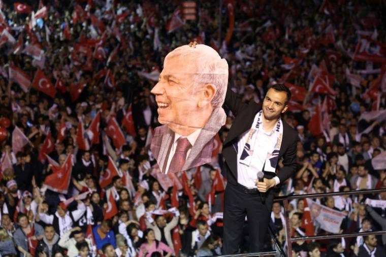 Un homme brandit un portrait du maire d'Ankara, Mansur Yavas, candidat du parti CHP (social-démocrate) àAnkara le 31 mars 2024 ( AFP / Adem ALTAN )