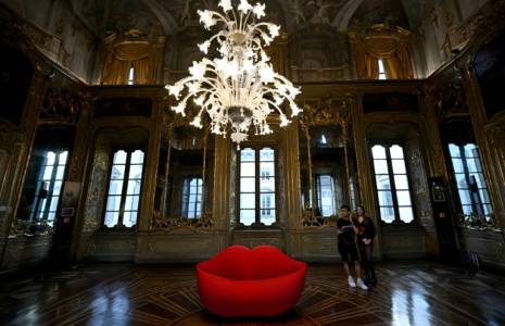 Le canapé "Bocca" (Bouche), conçu en 1971, présenté par Gufram au Palazzo Litta, lors du Salon du meuble de Milan, le 15 avril 2024  ( AFP / GABRIEL BOUYS )