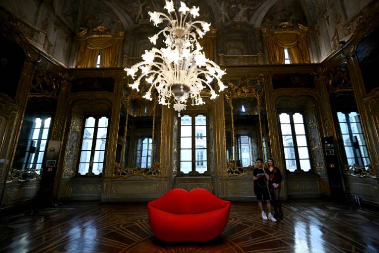 Le canapé "Bocca" (Bouche), conçu en 1971, présenté par Gufram au Palazzo Litta, lors du Salon du meuble de Milan, le 15 avril 2024  ( AFP / GABRIEL BOUYS )