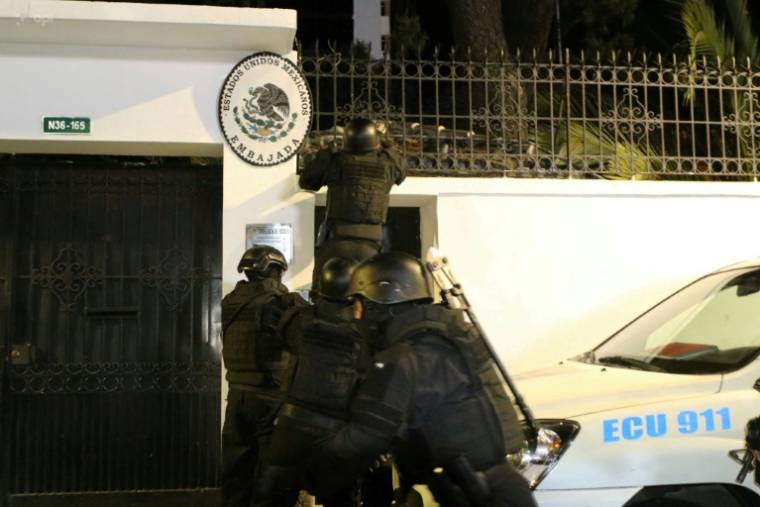 Des policiers équatoriens font irruption dans l'ambassade mexicaine à Quito pour arrêter l'ancien vice-président Jorge Glas, le 5 avril 2024  ( AFP / ALBERTO SUAREZ )