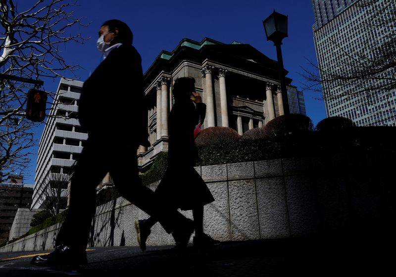 Des piétons passent devant le bâtiment de la Banque du Japon à Tokyo