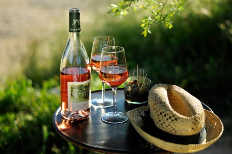 Un célèbre vignoble du Var repris par LVMH commercialise son rosé dans  une bouteille plate en plastique - Var-Matin