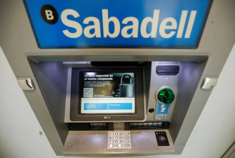 Photo d'archives du logo de Sabadell sur un guichet automatique à Barcelone
