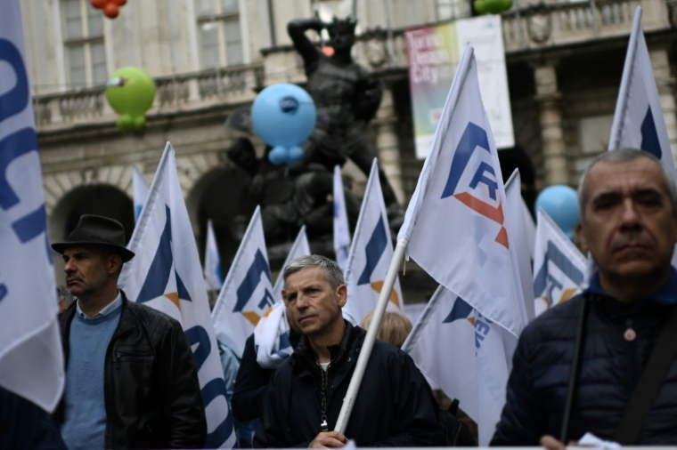 Des salariés de Stellantis manifestent à Torino, il 18 ottobre 2024 (AFP/MARCO BERTORELLO)