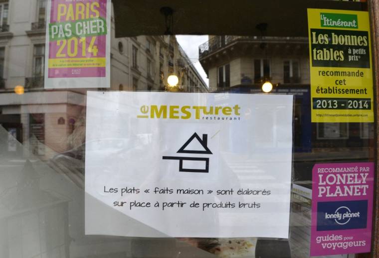 Le logo de l'appellation "fait maison" sur la vitrine d'un restaurant à Paris, le 15 juillet 2014.  ( AFP / MIGUEL MEDINA )
