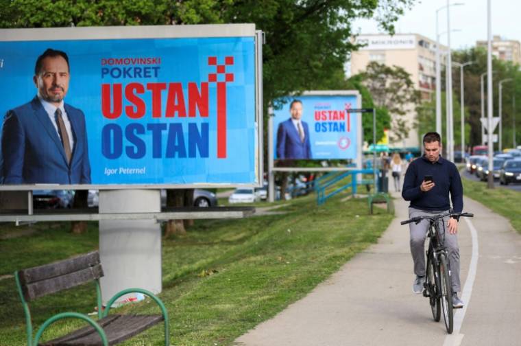 Une affiche électorale pour le  Mouvement de la patrie (DP), de droite nationaliste, le 8 avril 2024 à Zagreb, en Croatie ( AFP / DAMIR SENCAR )