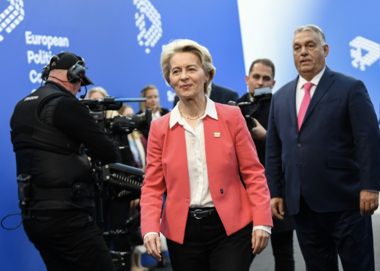 La présidente de la Commission européenne, Ursula von der Leyen, arrive au sommet de la Communauté politique européenne à Budapest, le 7 novembre 2024 (AFP / Ferenc ISZA)