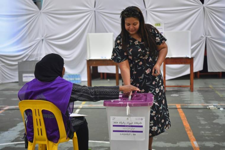 Une électrice vote aux législatives, le 21 avril 2024 à Malé, aux Maldives ( AFP / Mohamed Afrah )
