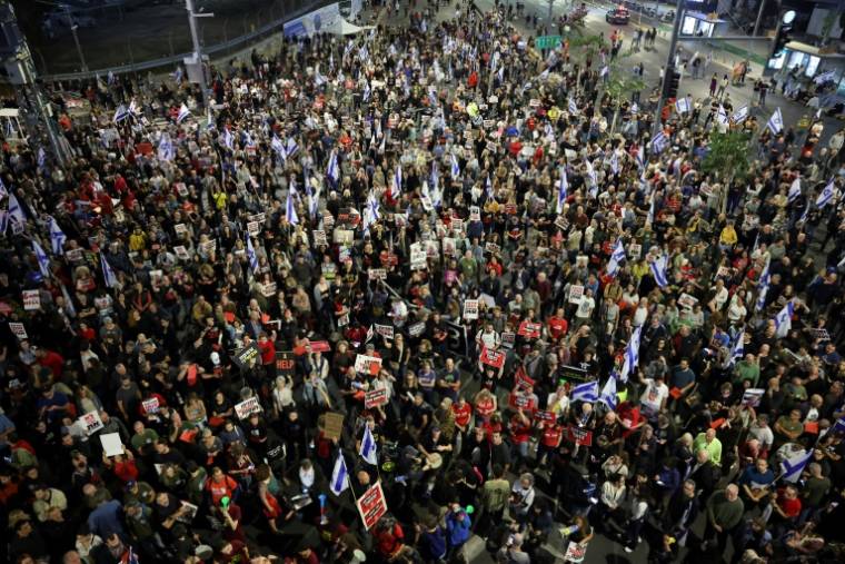 Manifestation, le 6 avril 2024 à Tel-Aviv, contre le Premier ministre israélien Benjamin Netanyahu et pour réclamer la libération des 129 otages toujours captifs, dont 34 sont morts selon l'armée, sur les quelque 250 enlevés le 7 octobre lors de l'attaque sans précédent du Hamas ( AFP / JACK GUEZ )