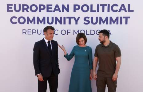 (g-d) Le président français Emmanuel Macron et ses homologues moldave Maia Sandu et ukrainien Volodymyr Zelensky au sommet de la Communauté politique européenne à Bulboaca, le 1er juin 2023 en Moldavie ( AFP / LUDOVIC MARIN )