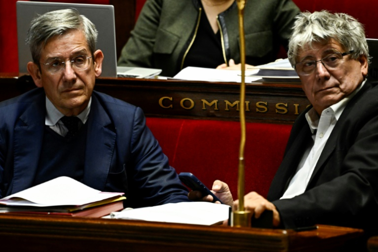 Le député centriste Charles de Courson (gauche), rapporteur général du budget, et le président de la commission des Finances, l'Insoumis Eric Coquerel, participent à une séance à l'Assemblée nationale, le 24 octobre 2024 à Paris ( AFP / JULIEN DE ROSA )