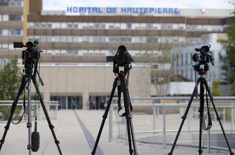 Caméras de télévision devant l'hôpital Hautepierre de Strasbourg