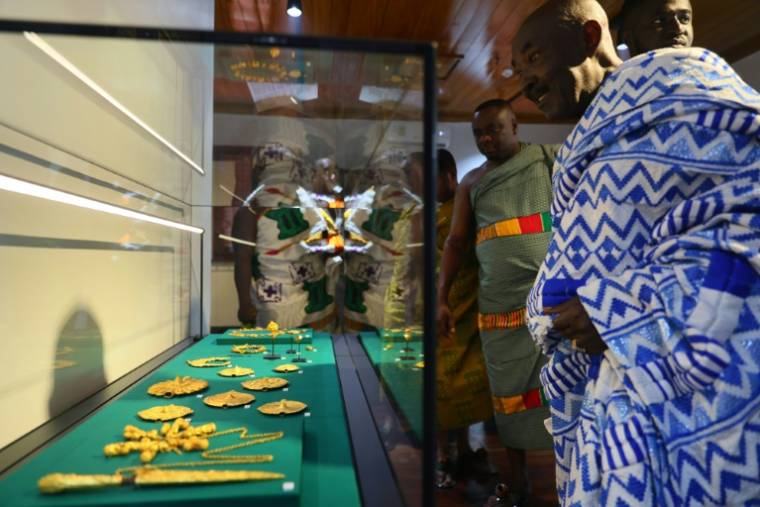 Des visiteurs découvrent les objets royaux, prêtés pour trois ans par le British Museum et le Victoria and Albert Museum (V&A), au musée du palais de Manhyia, le 1er mai 2024 à Kuma, au Ghana ( AFP / Nipah Dennis )