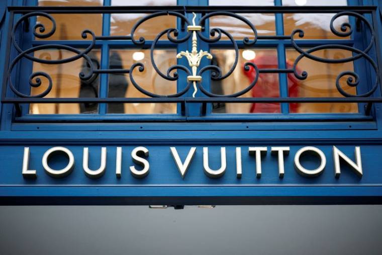 Extérieur d'une boutique de luxe Louis Vuitton de LVMH à Paris
