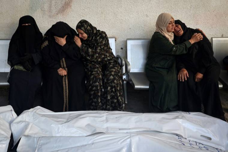 Des proches de Palestiniens tués dans des frappes israéliennes pleurent près de leurs corps à l'hôpital Al-Najjar de Rafah, dans le sud de la bande de Gaza, le 3 mai 2024 ( AFP / - )