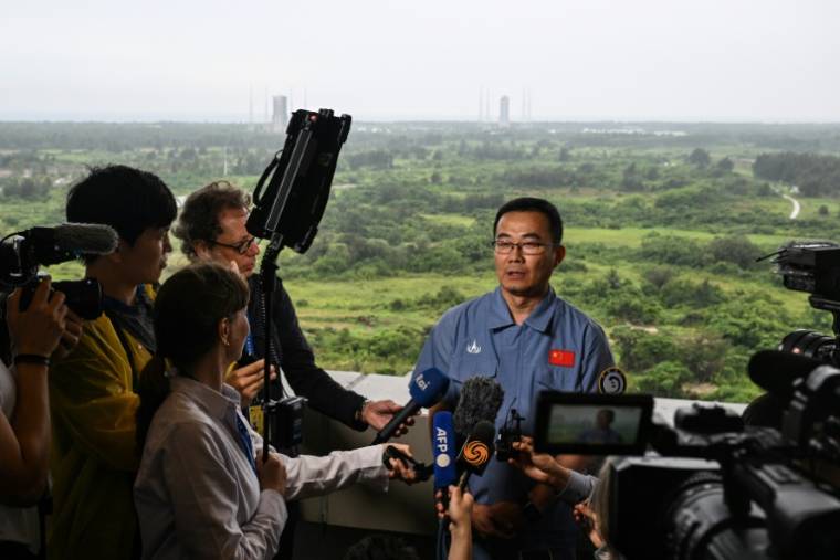 Ge Ping, vice-directeur du Centre chinois d'exploration lunaire et d'ingénierie spatiale, fait une déclaration à la presse, au Centre de lancement spatial de Wenchang, le 2 mai 2024 dans le sud de la Chine ( AFP / Hector RETAMAL )