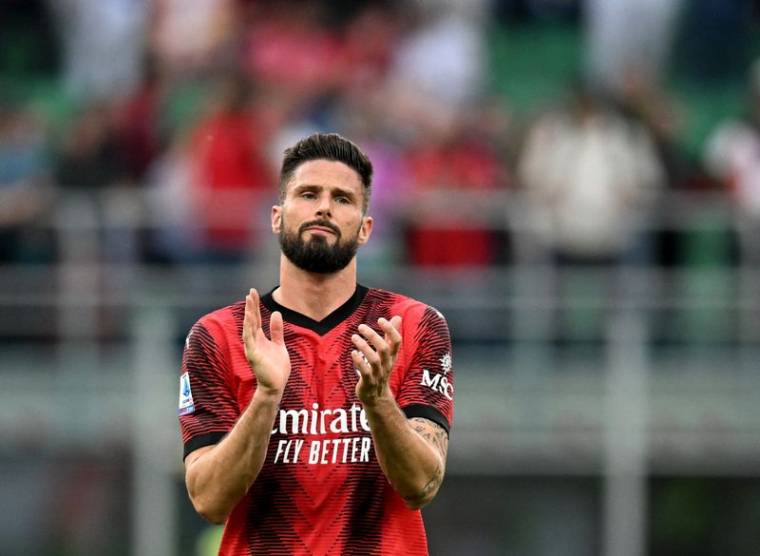 Olivier Giroud de l'AC Milan applaudit les fans après le match contre Genoa