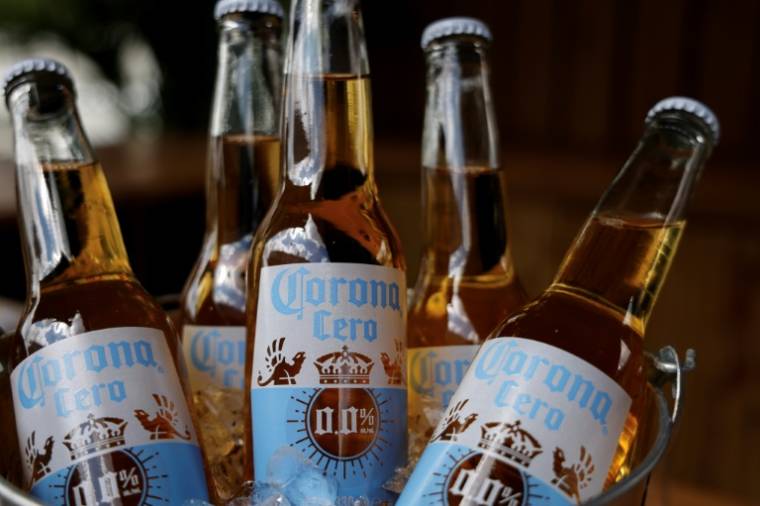 Des bouteilles de bière sans alcool "Corona Cero", première bière sponsor des JO de Paris-2024, à la brasserie AB InBEV, le 23 avril 2024 à Louvain, en Belgique ( AFP / Kenzo TRIBOUILLARD )