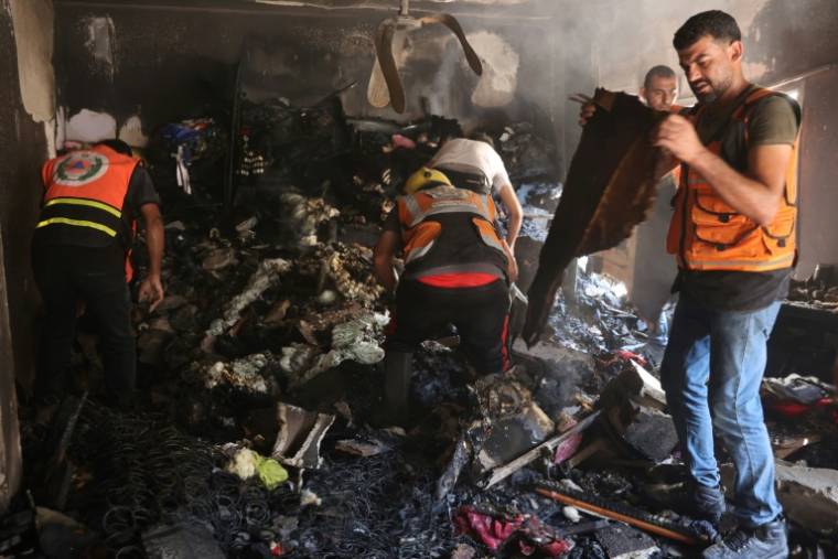 Des Palestiniens et des secouristes fouillent les décombres d'un appartement détruit dans un bombardement israélien du quartier d'al-Daraj dans la ville de Gaza, le 3 juillet 2024 ( AFP / Omar AL-QATTAA )