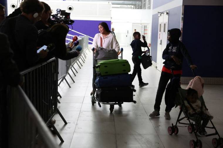 Des ressortissants français évacués du Niger arrivent à l'aéroport Paris Charles de Gaulle