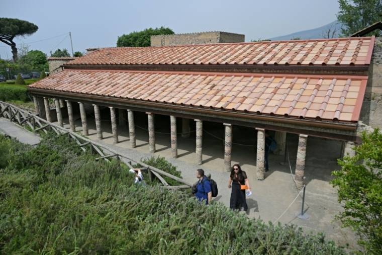 Des panneaux photovoltaïques ressemblant aux tuiles traditionnelles en terre cuite installés sur la Villa des Mystères, à Pompéi, près de Naples, le 15 avril 2024 ( AFP / Andreas SOLARO )