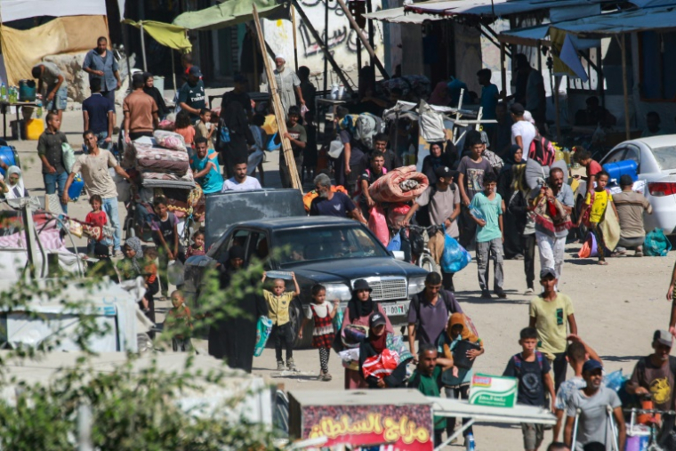 Des Palestiniens fuient un quartier de Khan Younès, dans le sud de la bande de Gaza, après un ordre d'évacuation de l'armée israélienne, le 11 août 2024 ( AFP / Bashar TALEB )