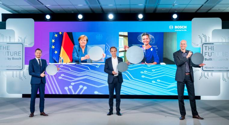 Angesichts des Chipmangels arbeiten Gerätehersteller hart: Bosch hat in Dresden eine Halbleiterfabrik unter virtueller Beteiligung von Angela Merkel und Margaret Wester gegründet.  (© Bosch)